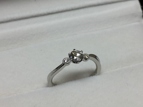 ジュエルミキ延岡店にてダイヤモンド婚約指輪とコラニー結婚リングをご成約頂きました