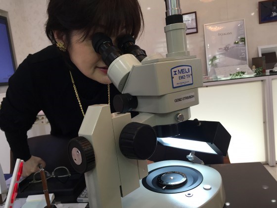 ダイヤモンドを顕微鏡で見ています。おもちゃのような顕微鏡じゃありません、本格的な顕微鏡です