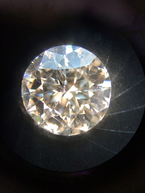 ダイヤモンドを顕微鏡で覗いてみました。内包物の特性がわかります