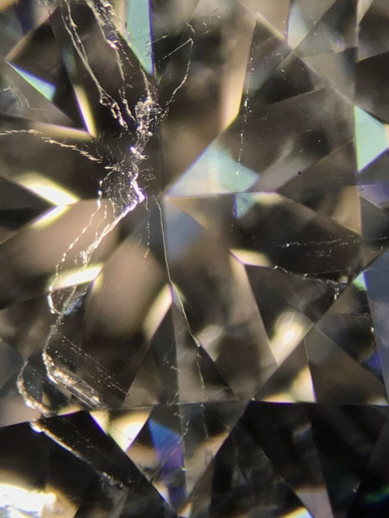 ダイヤモンドを顕微鏡で覗いてみました。内包物の特性がわかります