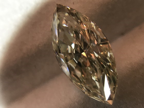 マーキースダイヤモンド　ダイヤモンドの色が変わる！ これは「蛍光性（fluorescence） 」と言われるものです。紫外線を当てると、このようなブルーに。専門的には「ストロングブルー（storng blue）」と分類されます。大分、延岡、宮崎で宝石鑑定士のジュエラーならジュエルミキ。