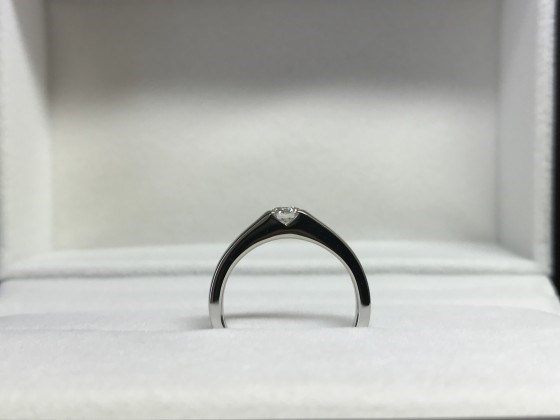 爪がたっていない、立てヅメじゃない、普段使いに最適なダイヤモンドリング。爪が気にならない埋め込みダイヤモンド指輪。婚約指輪（エンゲージリング）にもオススメ！