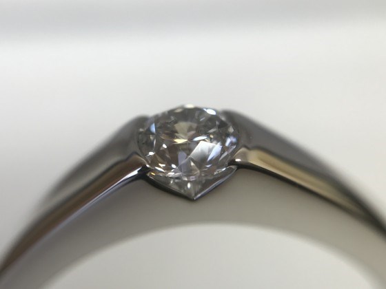 爪がたっていない、立てヅメじゃない、普段使いに最適なダイヤモンドリング。爪が気にならない埋め込みダイヤモンド指輪。婚約指輪（エンゲージリング）にもオススメ！