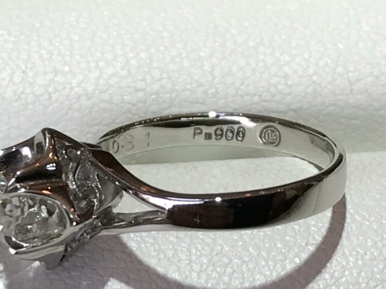 Pm900と刻印のある指輪のサイズ直し。こんなに綺麗に！古いジュエリーでもお客様にとっては大切なジュエリー。新品仕上げで綺麗に磨かせて頂きまし