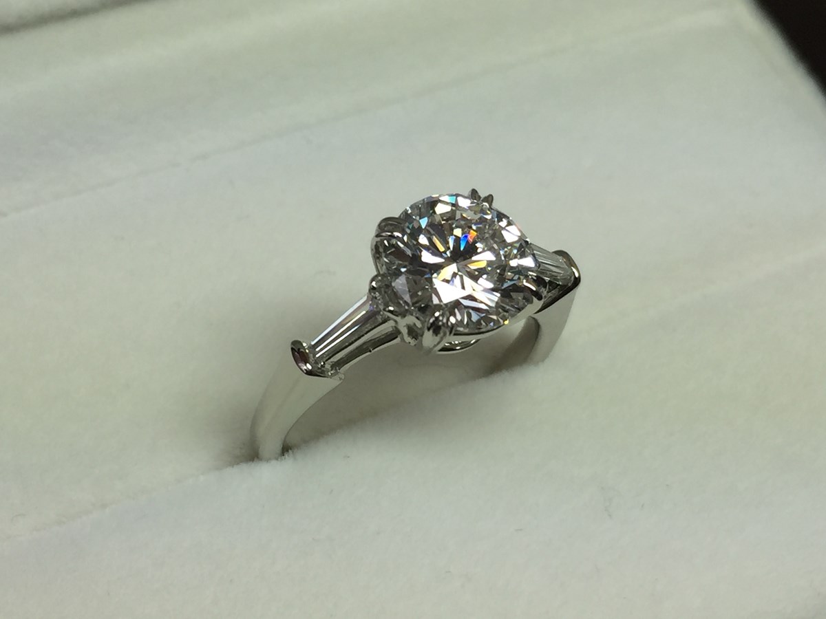 Dカラー２カラットの最高品質ダイヤモンドをセッティングしたハイジュエリー 大粒ダイヤリングは迫力ありますね 大分 延岡 宮崎で結婚指輪やジュエリーに関するお悩み相談を解決する宝石鑑定士のブログ ジュエルミキ社長のブログ