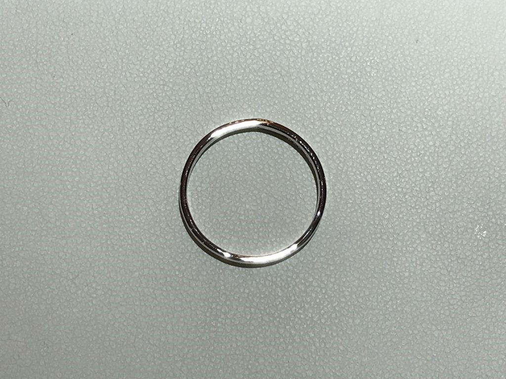 エメラルド 指輪 細身 指輪 1粒 石 5月の誕生石 10kイエローゴールド 幅約1mmリング 極細