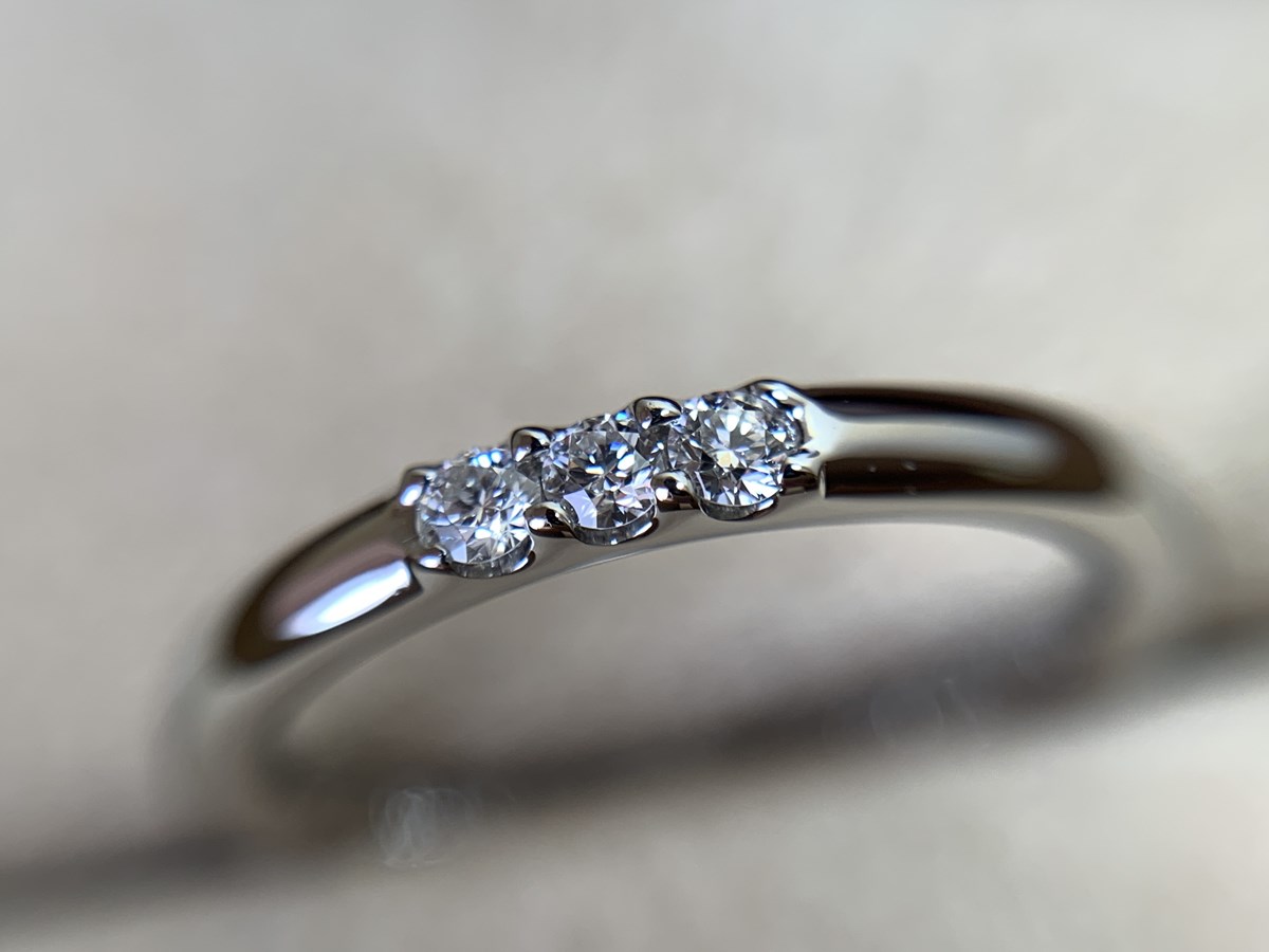 結婚記念日３周年に、ご主人から奥様にダイヤモンドが３石のリングをプレゼントされました！結婚指輪を買っていなかったそうです。 -  ジュエルミキオーナーブログ