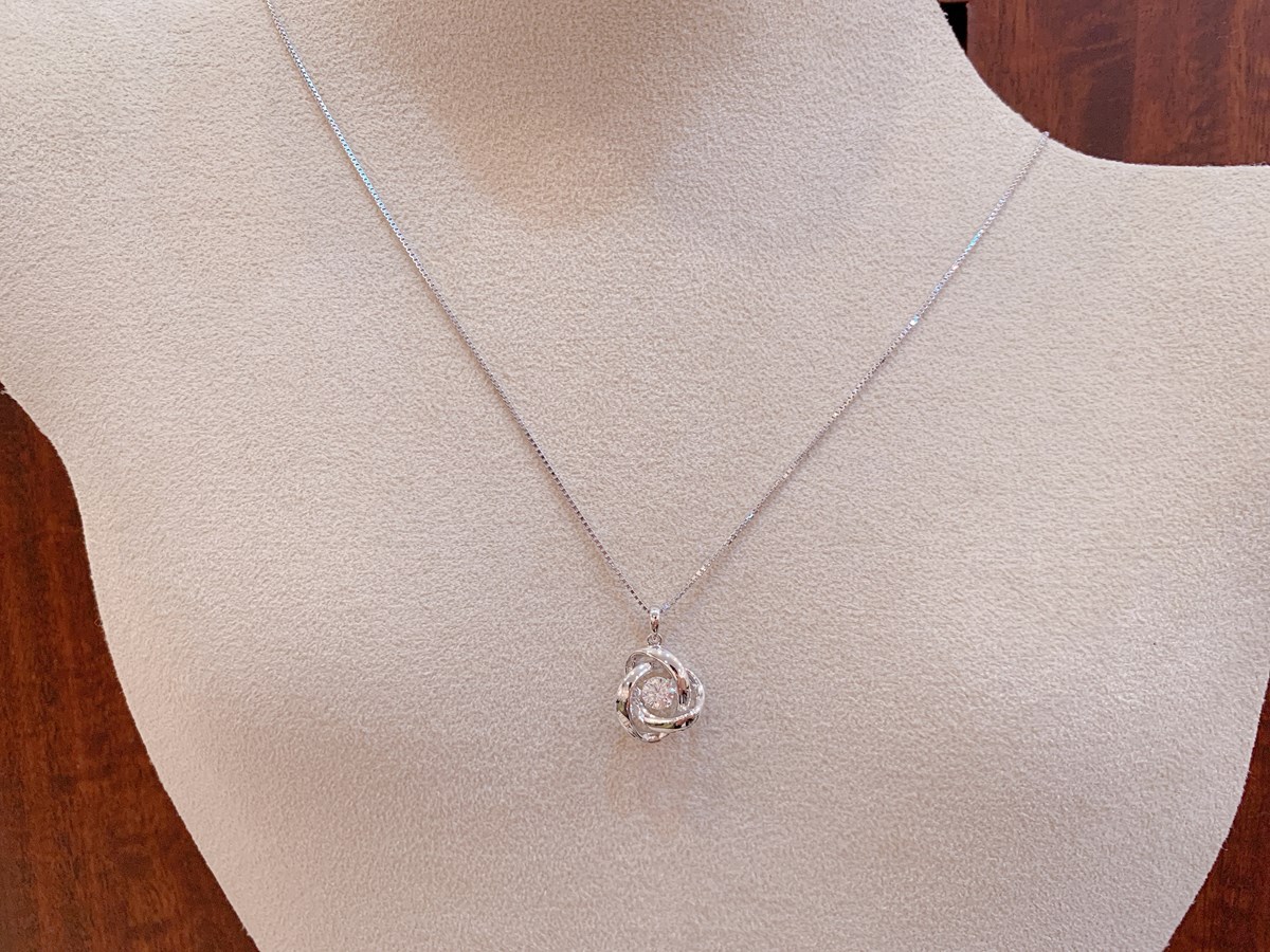 奥様50歳のお誕生日プレゼントに、ダイヤモンドダンシングストーンネックレスをプレゼントされました！ – ジュエルミキオーナーブログ